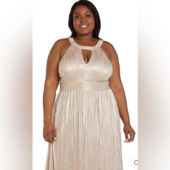 Plus Dress - Picture 4 of 11